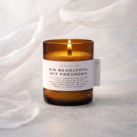 Maritime Duftkerze mit frischer Meeresbrise und holzig-maskulinen Noten. Vegan, nachhaltig aus Rapswachs, handgemacht in Deutschland – für Freiheit, Ruhe und besondere Momente.