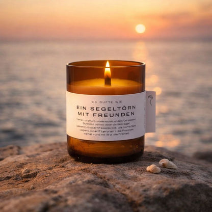 Maritime Duftkerze mit frischer Meeresbrise und holzig-maskulinen Noten. Vegan, nachhaltig aus Rapswachs, handgemacht in Deutschland – für Freiheit, Ruhe und besondere Momente.