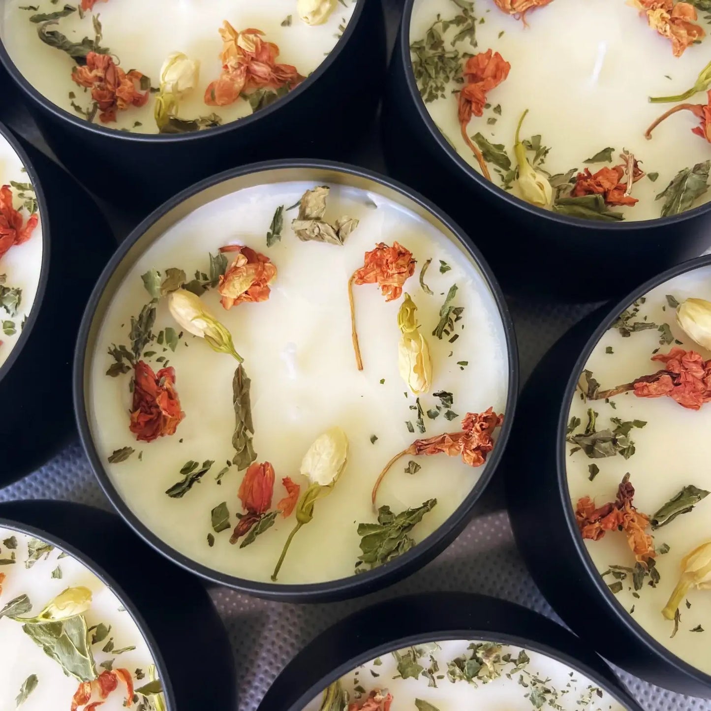 Personalisierbares Duftkerzen-Set als Weihnachts-, Wichtel- oder Jahresgeschenk für Mitarbeiter oder Arbeitskollegen – Handgemacht mit getrockneten Blüten aus dem Südschwarzwald - Einzeln verpackt