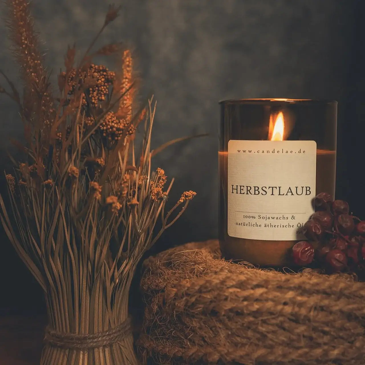 Herbstlaub – Duftkerze für herbstliche Nuancen & Gemütlichkeit - by SteinKunstWerk | Kerze aus alter Weinflasche aus nachhaltiger Herstellung