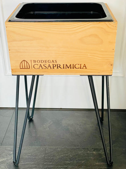 Weinkühler mit Standfüßen aus Weinkiste Bodegas Casa Primicia Eiskühler Holzweinkiste – handgefertigtes Upcycling-Produkt von GAHRDSGN – weitere Produktansicht