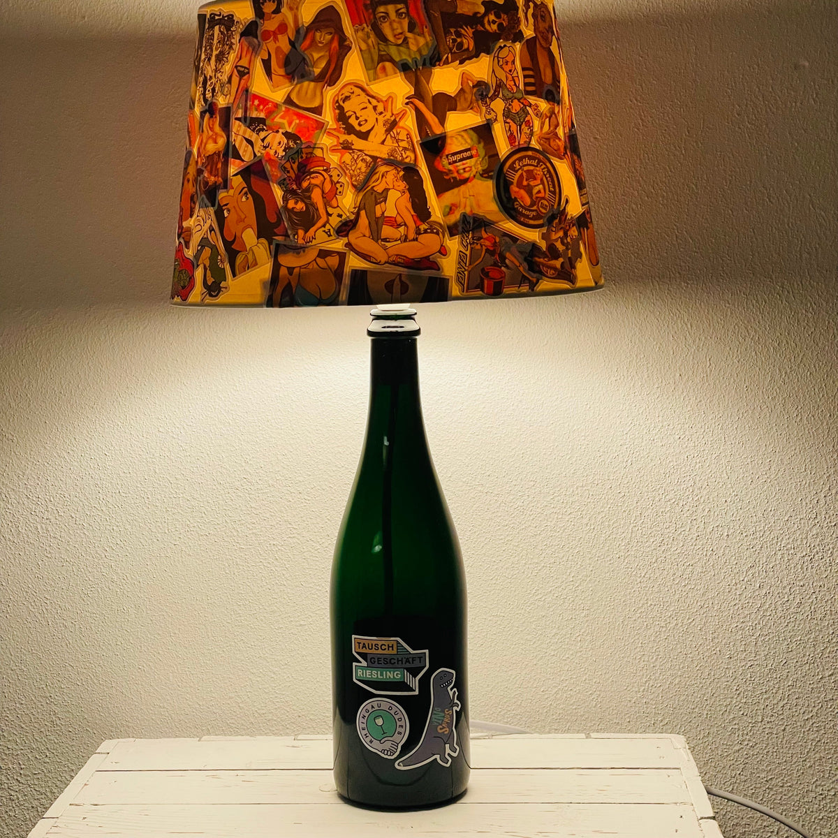 Tauschgeschäft Riesling Flaschenlampe von George und Dillmann mit orange gemustertem Schirm und dunkler Weinflasche