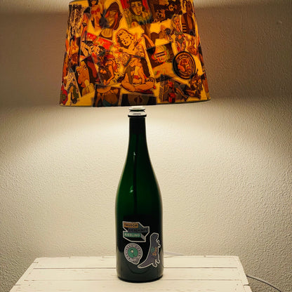 Tauschgeschäft Riesling Flaschenlampe von George und Dillmann mit orange gemustertem Schirm und dunkler Weinflasche