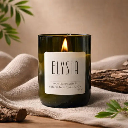 Elysia Duftkerze – Waldfrische, Achtsamkeit & nachhaltige Duftkunst - by SteinKunstWerk | Kerze aus alter Weinflasche aus nachhaltiger Herstellung