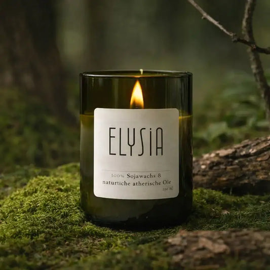 Elysia Duftkerze – Waldfrische, Achtsamkeit & nachhaltige Duftkunst - by SteinKunstWerk | Kerze aus alter Weinflasche aus nachhaltiger Herstellung