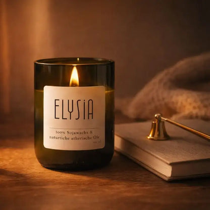 Elysia Duftkerze – Waldfrische, Achtsamkeit & nachhaltige Duftkunst - by SteinKunstWerk | Kerze aus alter Weinflasche aus nachhaltiger Herstellung