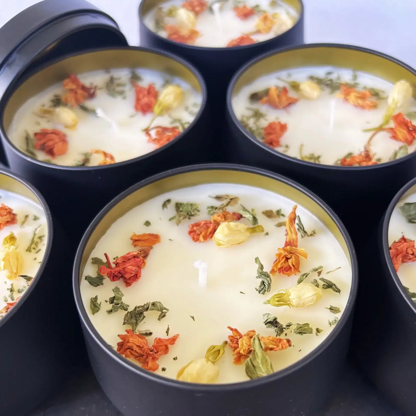 Personalisierbares Duftkerzen-Set als Weihnachts-, Wichtel- oder Jahresgeschenk für Mitarbeiter oder Arbeitskollegen – Handgemacht mit getrockneten Blüten aus dem Südschwarzwald - Einzeln verpackt