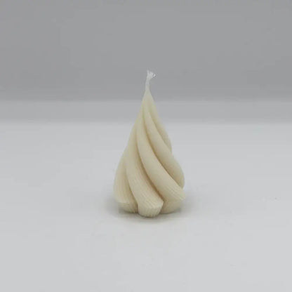 Maximalbeton - Kerze "Tannenbaum verdreht" - by SteinKunstWerk | Kerzen aus nachhaltiger Herstellung