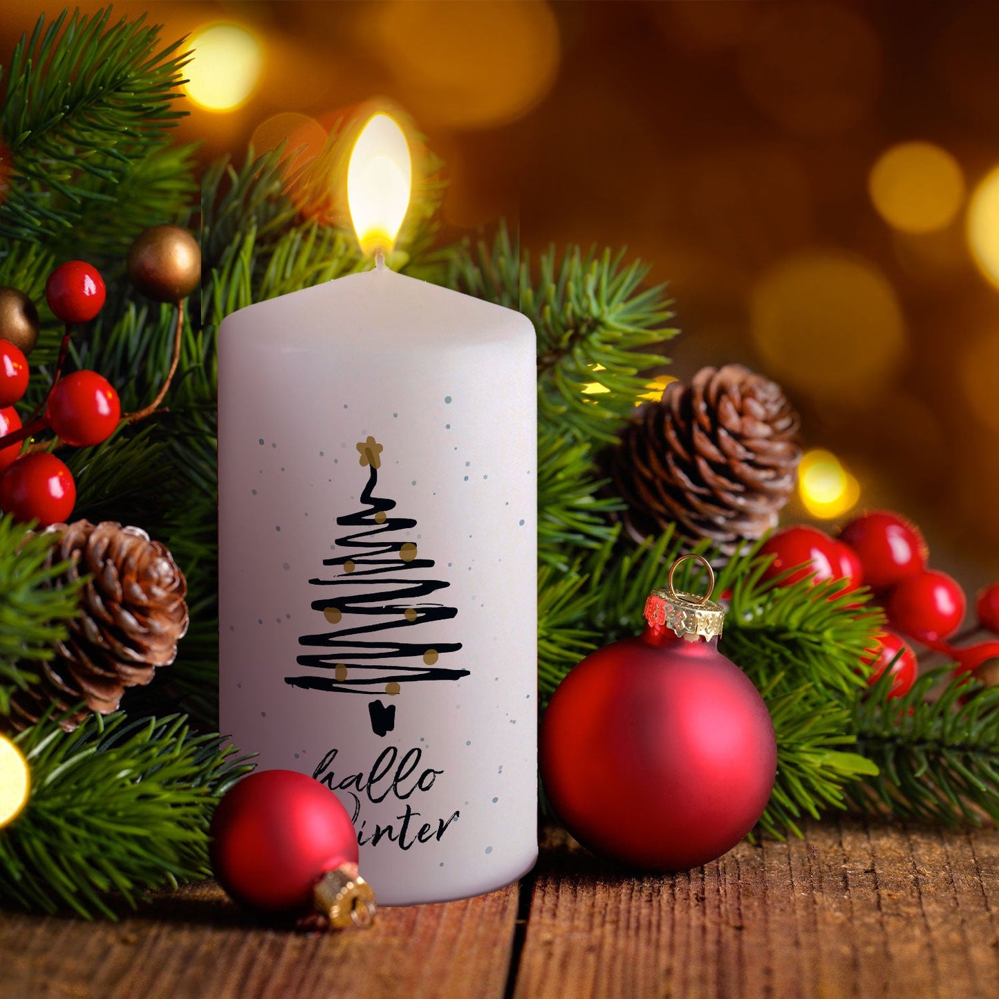 Kleine Weihnachtskerze „Hallo Winter“ – Produktansicht der kompakten Stumpenkerze