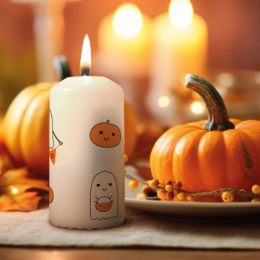Geister-Kerze in heller Halloween-Dekoration mit Kürbis-Akzenten