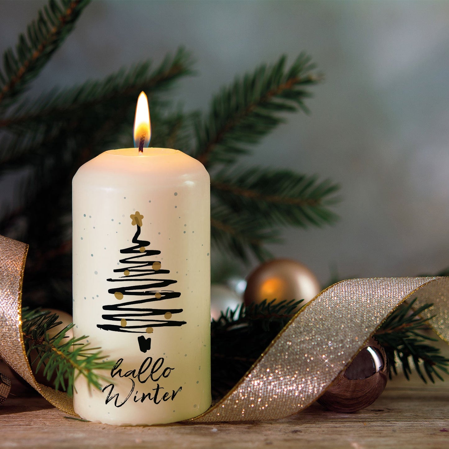 Kleine Weihnachtskerze „Hallo Winter“ in winterlicher Dekoration
