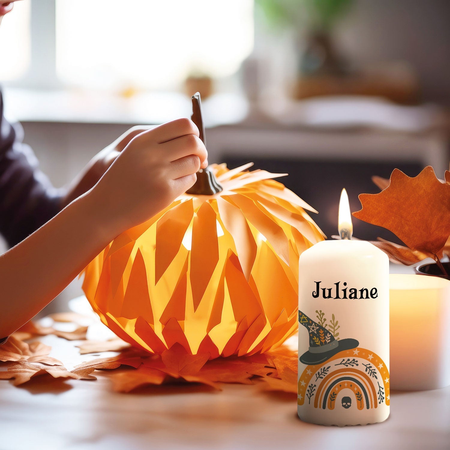 Personalisierte Regenbogen-Kerze als familienfreundliche Halloween-Deko