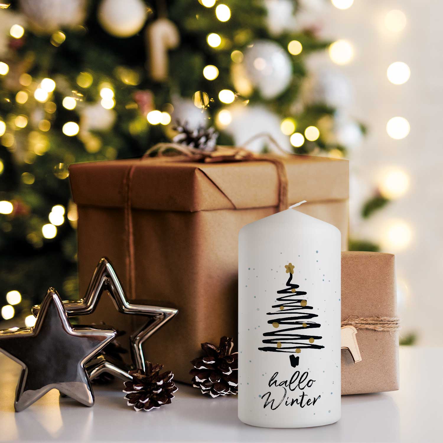 Kleine Weihnachtskerze „Hallo Winter“ in stimmungsvoller Weihnachtsdekoration