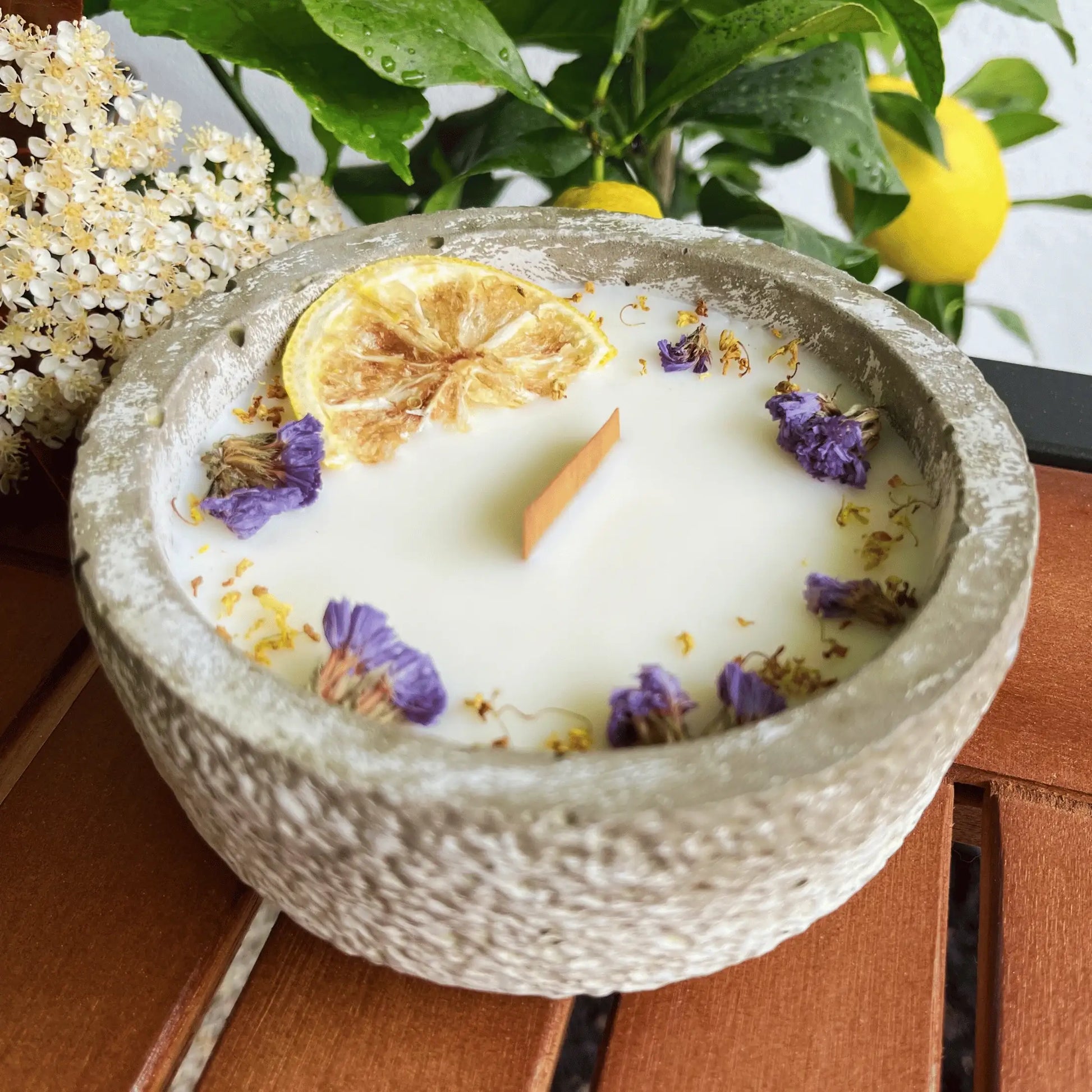 Citronella-Betonkerze „Mugge Schreck Blütenzauber“ – Limitierte Einzelstücke aus dem Südschwarzwald - by SteinKunstWerk | Outdoor aus nachhaltiger Herstellung