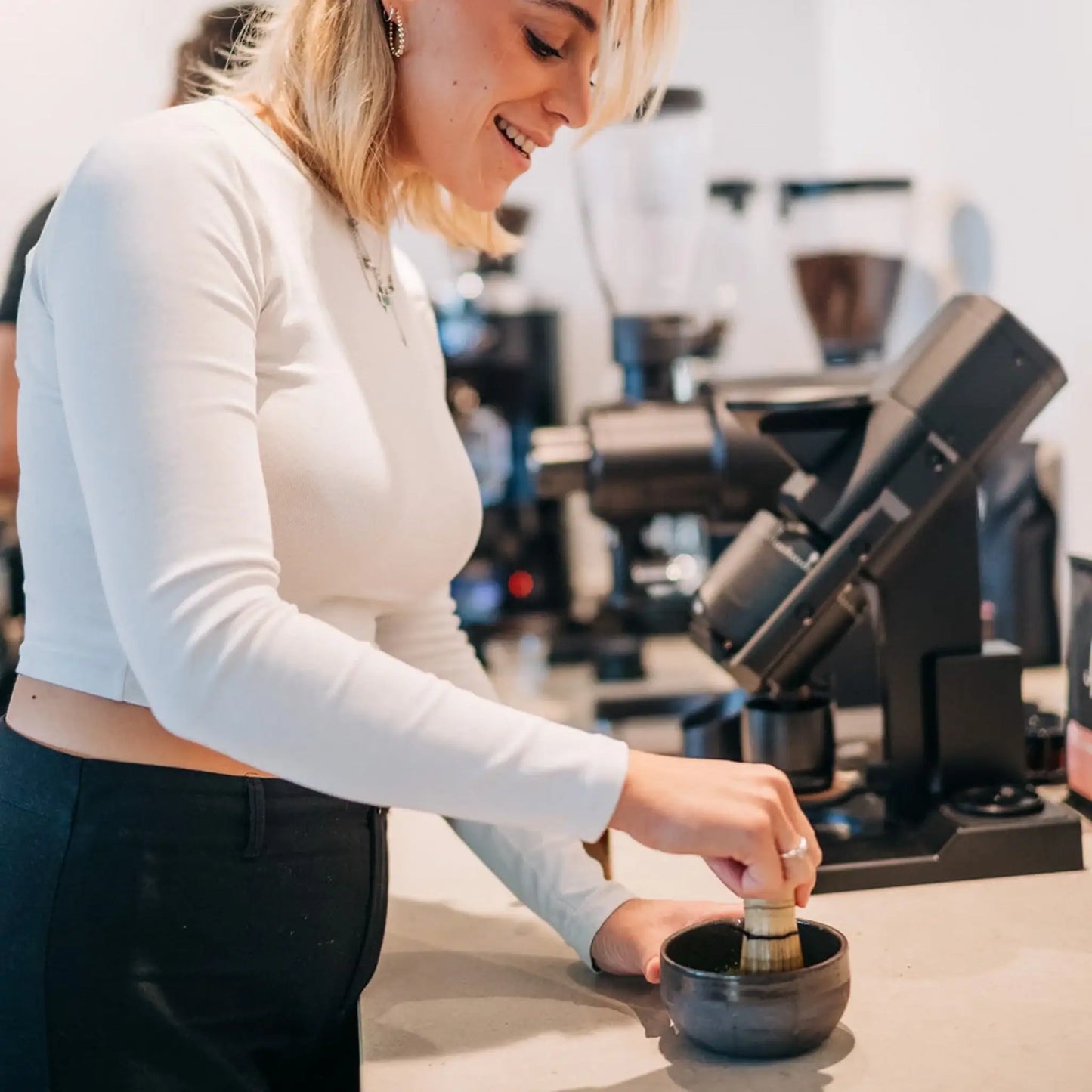 Matcha-Bundle Grau-Schwarz – Chawan & Besenständer im Einklang - by SteinKunstWerk | Matcha Chawan aus nachhaltiger Herstellung
