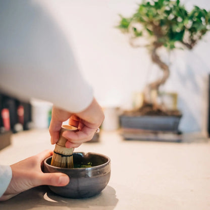 Matcha-Bundle Grau-Schwarz – Chawan & Besenständer im Einklang - by SteinKunstWerk | Matcha Chawan aus nachhaltiger Herstellung