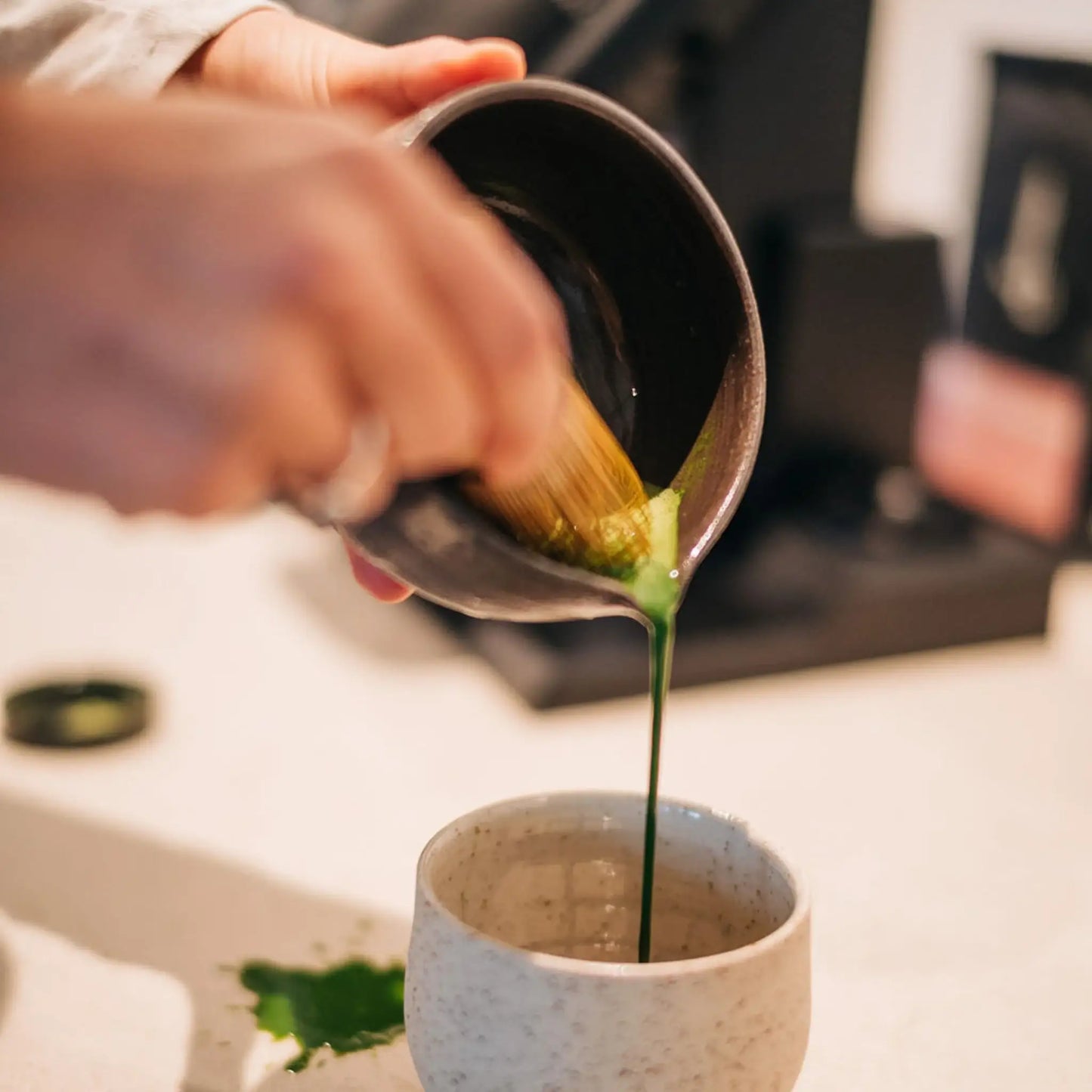 Matcha-Bundle Grau-Schwarz – Chawan & Besenständer im Einklang - by SteinKunstWerk | Matcha Chawan aus nachhaltiger Herstellung