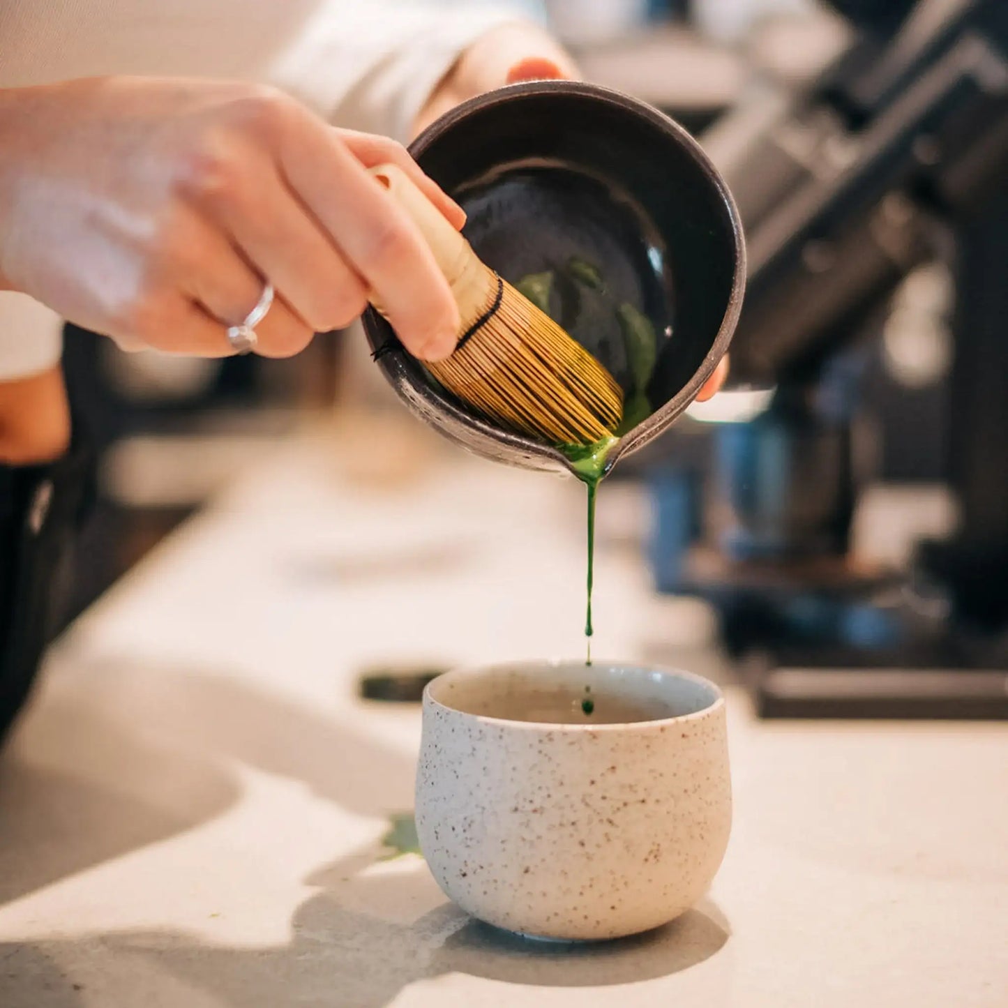 Matcha-Bundle Grau-Schwarz – Chawan & Besenständer im Einklang - by SteinKunstWerk | Matcha Chawan aus nachhaltiger Herstellung