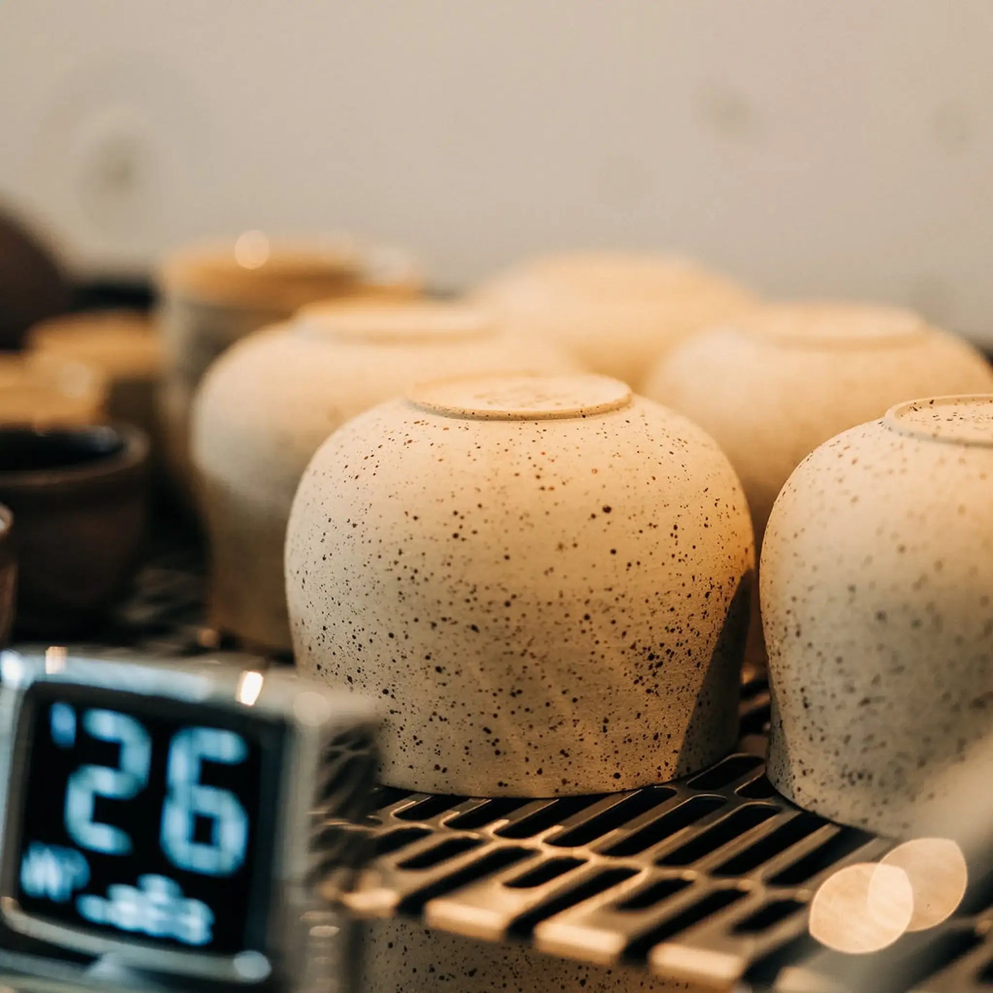 Ocha – Handgemachte Teetasse aus beigem Ton mit Spots (325 ml) - by SteinKunstWerk | Becher aus nachhaltiger Herstellung