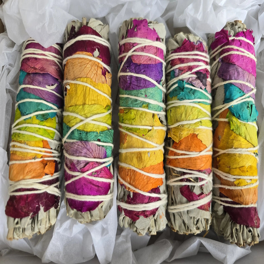 Räucherset "Natürliche Zeremonie - 7 Chakren" Weißer Salbei mit Rosenblüten, 5 Smudge-Sticks - by SteinKunstWerk | Räucherware aus nachhaltiger Herstellung