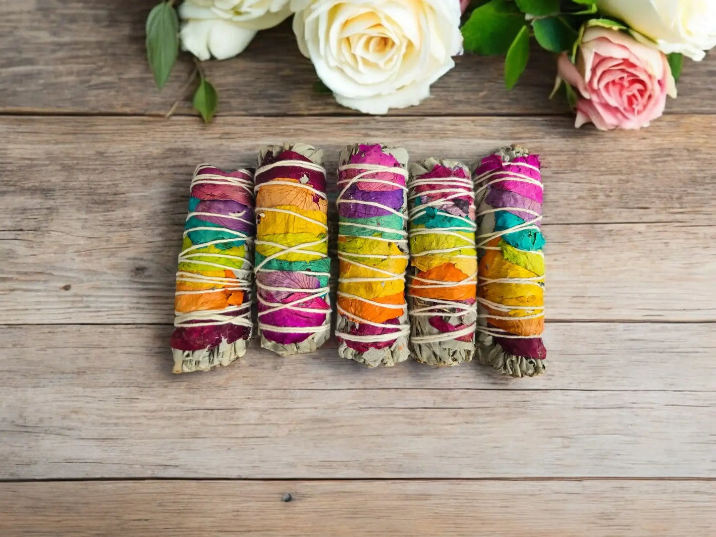 Räucherset "Natürliche Zeremonie - 7 Chakren" Weißer Salbei mit Rosenblüten, 5 Smudge-Sticks