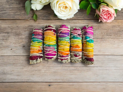 Räucherset "Natürliche Zeremonie - 7 Chakren" Weißer Salbei mit Rosenblüten, 5 Smudge-Sticks