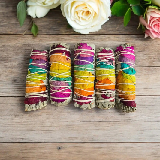 Räucherset "Natürliche Zeremonie - 7 Chakren" Weißer Salbei mit Rosenblüten, 5 Smudge-Sticks - by SteinKunstWerk | Räucherware aus nachhaltiger Herstellung