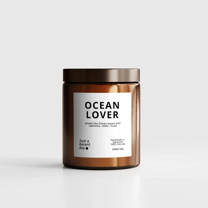 Maritime Duftkerze aus Sojawachs mit Eichenmoos, Zedernholz & floralen Noten. Ocean Lover bringt frische Ozean-Atmosphäre, Klarheit und Ruhe in dein Zuhause.