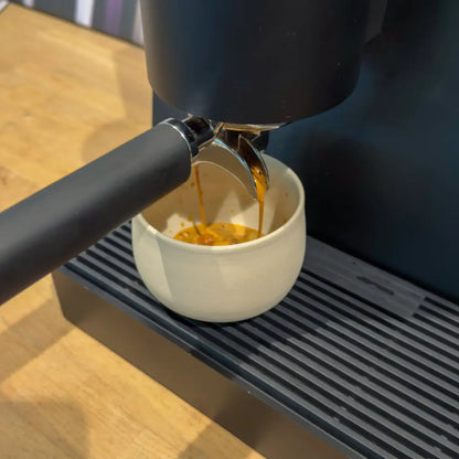 Ocha – Handgemachte Teetasse aus Keramik (325 ml) - by SteinKunstWerk | Matcha Chawan aus nachhaltiger Herstellung