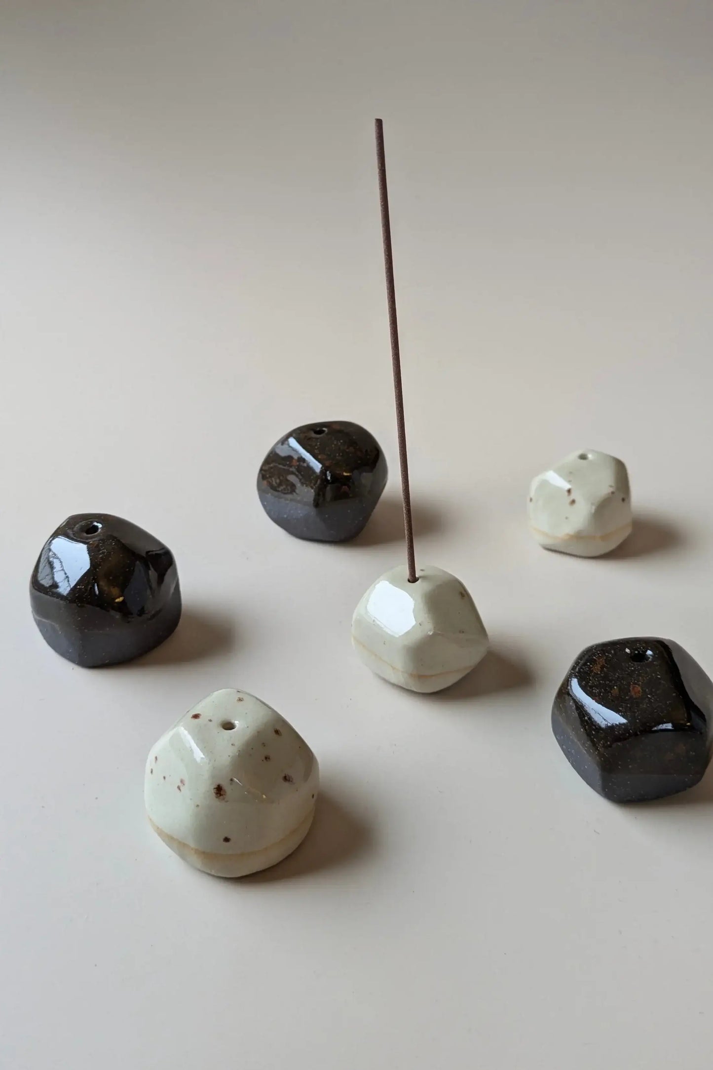 no need for more - Räucherstäbchenhalter - Keramik - Pebble - by SteinKunstWerk | Räucherstäbchen aus nachhaltiger Herstellung