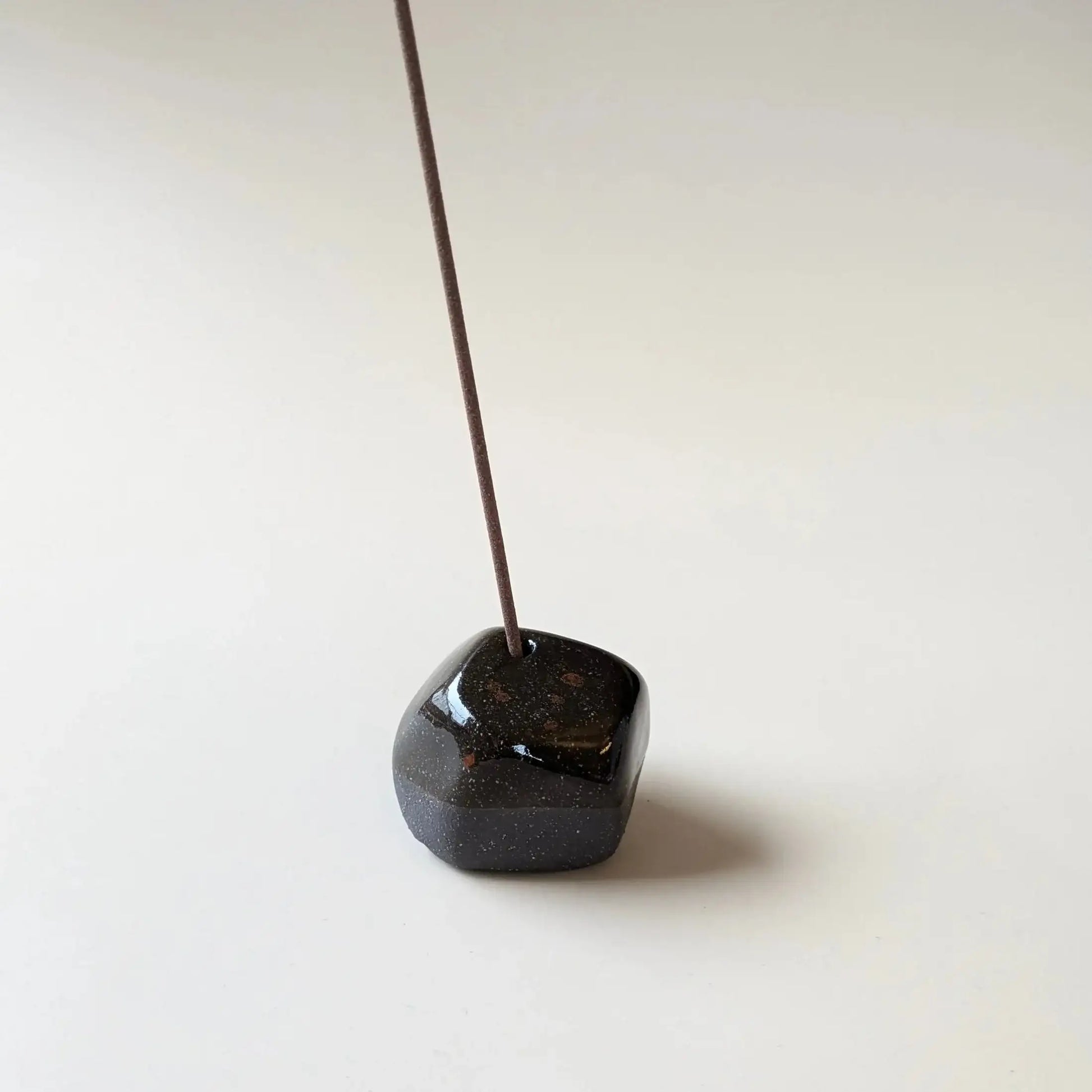 no need for more - Räucherstäbchenhalter - Keramik - Pebble - by SteinKunstWerk | Räucherstäbchen aus nachhaltiger Herstellung