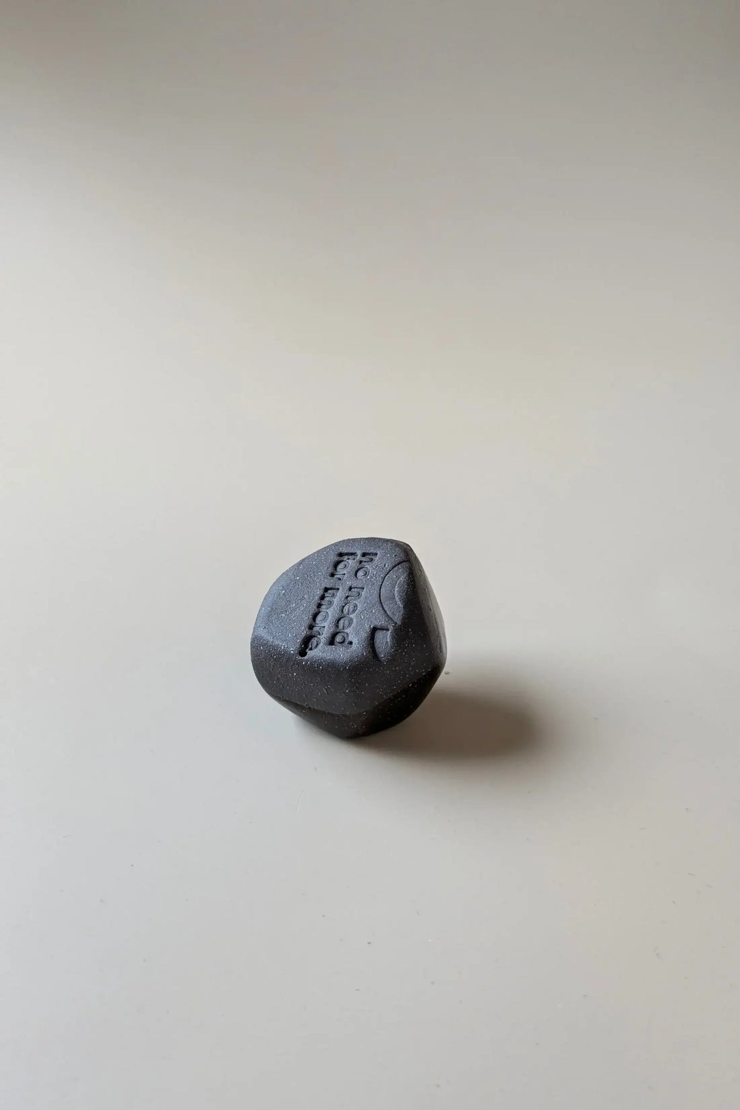 no need for more - Räucherstäbchenhalter - Keramik - Pebble - by SteinKunstWerk | Räucherstäbchen aus nachhaltiger Herstellung