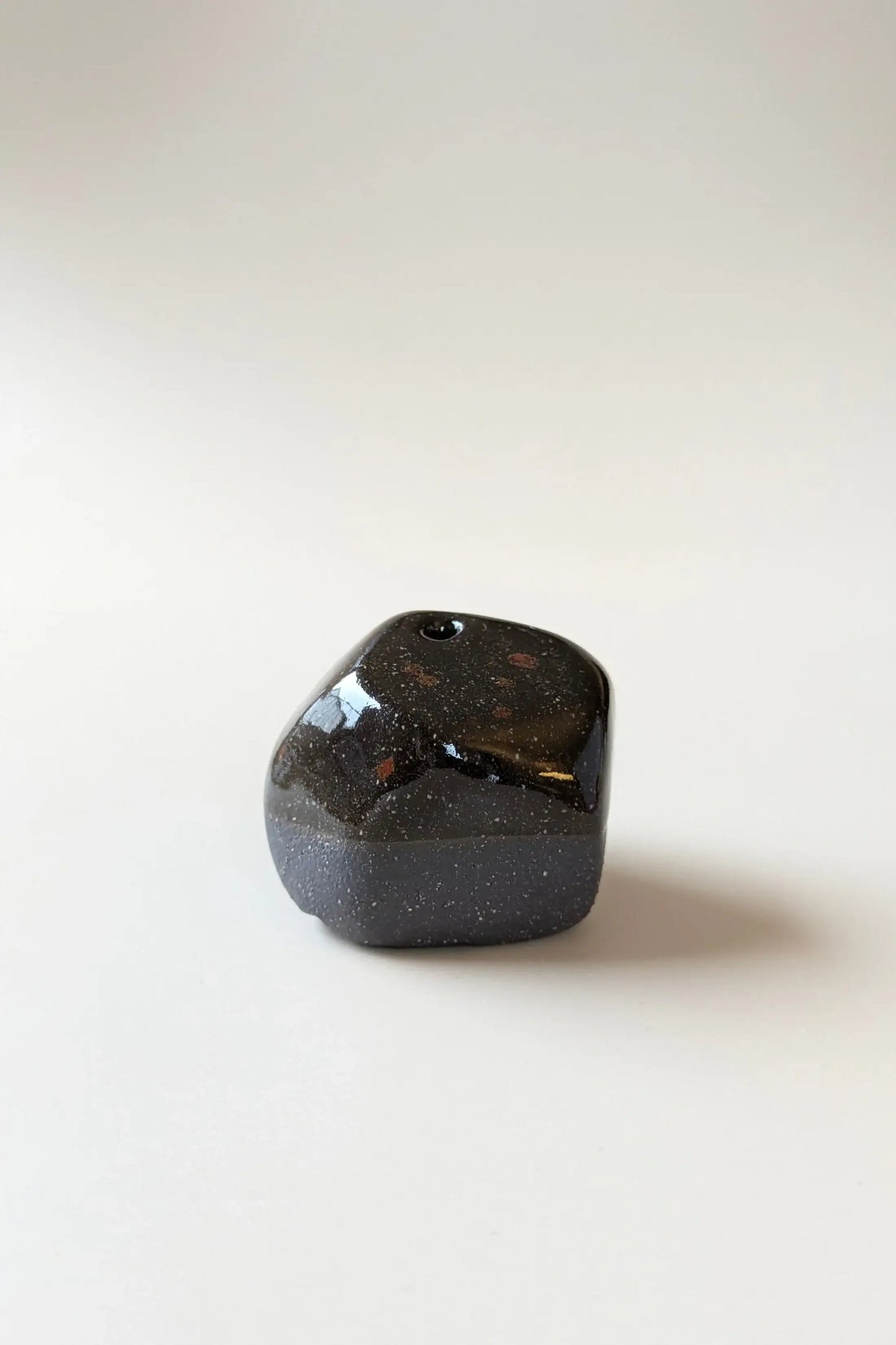 no need for more - Räucherstäbchenhalter - Keramik - Pebble - by SteinKunstWerk | Räucherstäbchen aus nachhaltiger Herstellung