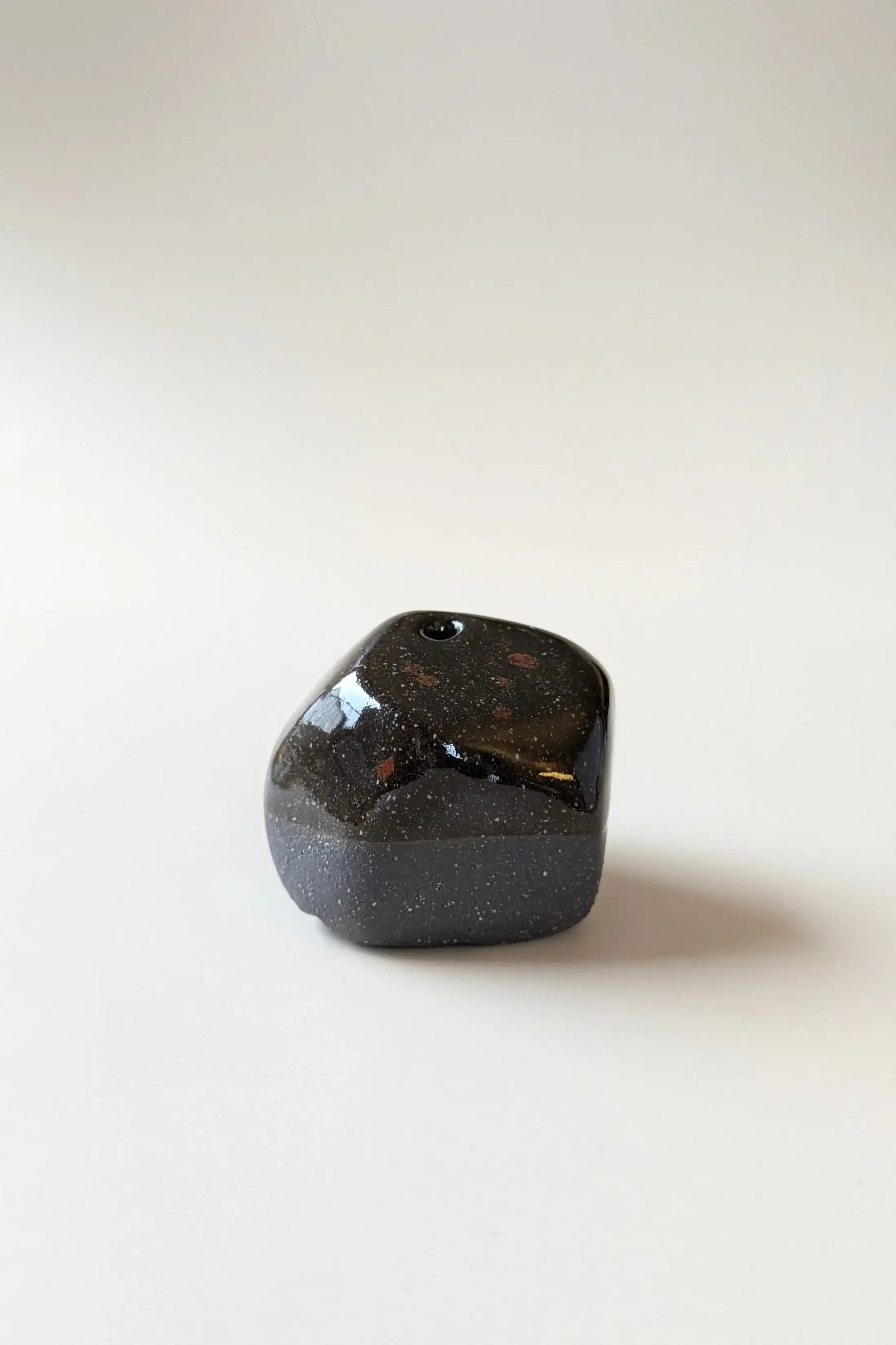 no need for more - Räucherstäbchenhalter - Keramik - Pebble - by SteinKunstWerk | Räucherstäbchen aus nachhaltiger Herstellung