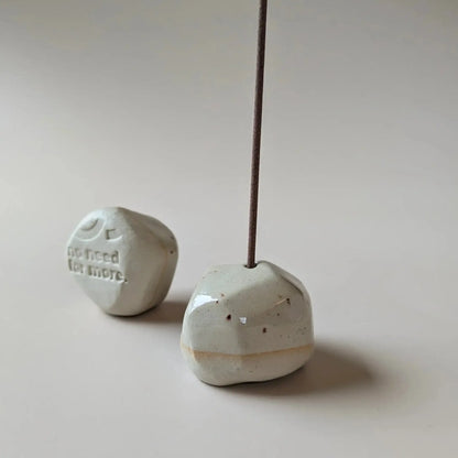 no need for more - Räucherstäbchenhalter - Keramik - Pebble - by SteinKunstWerk | Räucherstäbchen aus nachhaltiger Herstellung