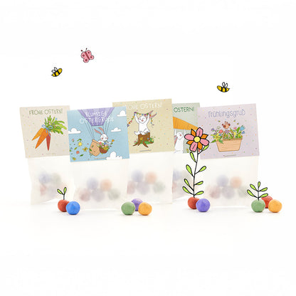 10 Oster-Geschenktütchen mit je 5 Wildblumen-Saatkugeln – Verpackung und Produkt im Freisteller