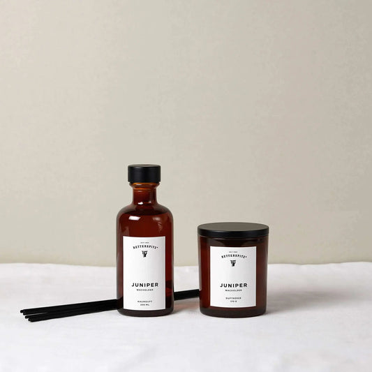 Raumduft Set Juniper von Retterspitz: Duftkerze und Raumduft mit Wacholder, Jasmin und warmen Holznoten für entspannte Räume.