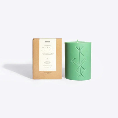 Grüne Freyr-Runenkerze mit nordischer Prägung – Ritualkerze aus Sojawachs für Wohlstand, Fülle und spirituelle Rituale.