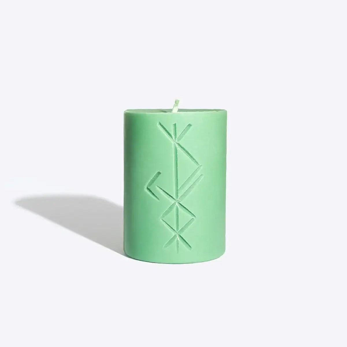 Grüne Freyr-Runenkerze mit nordischer Prägung – Ritualkerze aus Sojawachs für Wohlstand, Fülle und spirituelle Rituale.