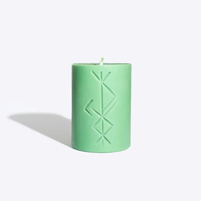 Grüne Freyr-Runenkerze mit nordischer Prägung – Ritualkerze aus Sojawachs für Wohlstand, Fülle und spirituelle Rituale.