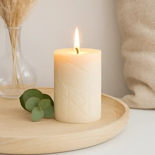 Runenkerze NORNEN – Magie der nordischen Schicksalsweberinnen - by SteinKunstWerk | Kerzen aus nachhaltiger Herstellung