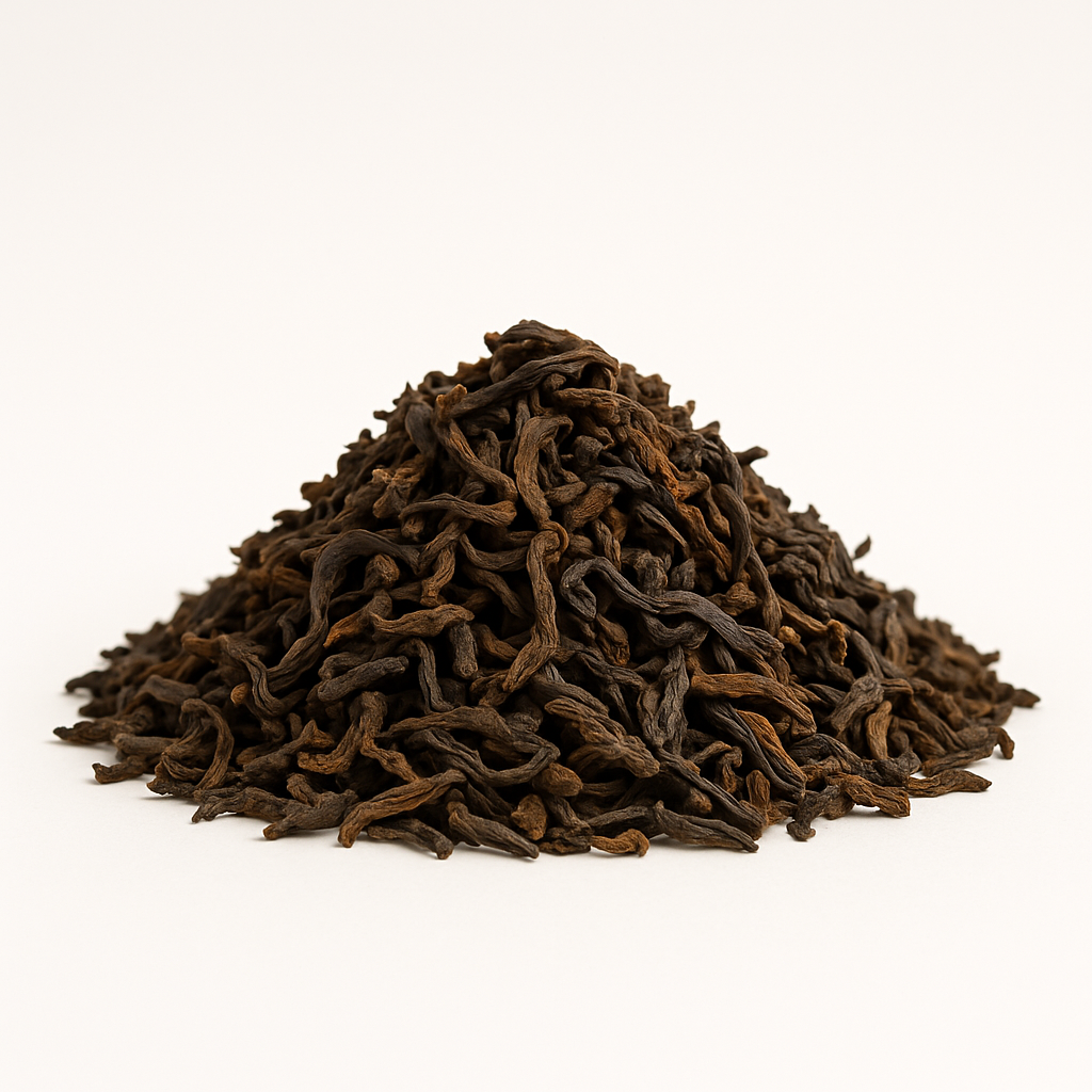 Shou Pu Erh Tee – fermentierte Teeblätter aus Yunnan, warm serviert und stimmungsvoll in Szene gesetzt.