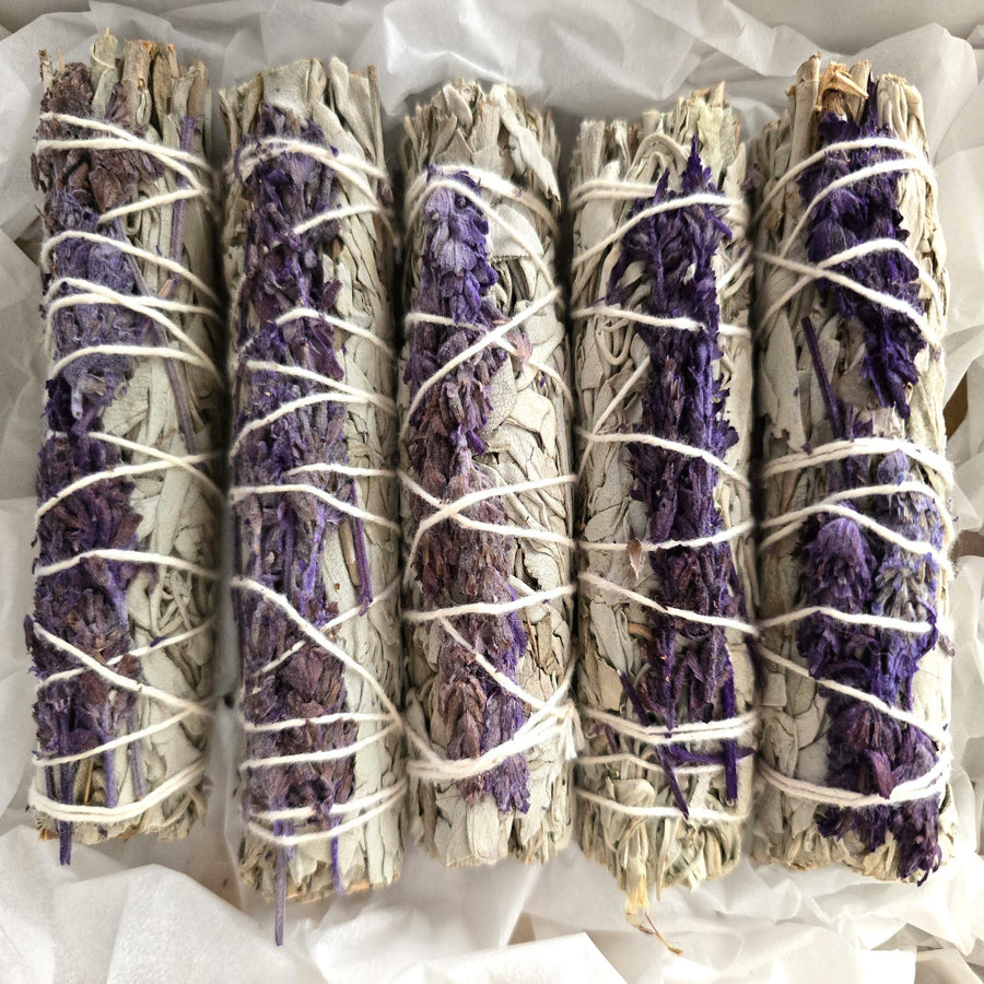Räucherset "Natürliche Zeremonie - Weißer Salbei mit Lavendel", 5 Smudge-Sticks je 25g-35g - by SteinKunstWerk | Räucherware aus nachhaltiger Herstellung