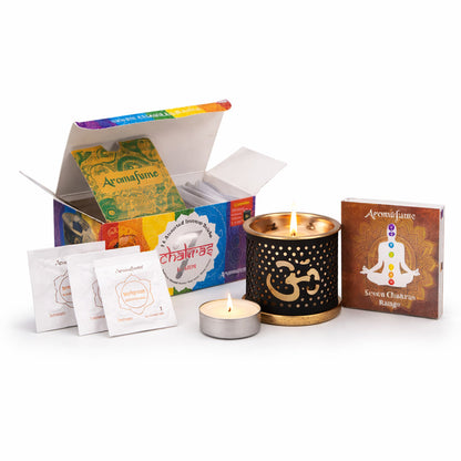 Chakra Weihrauch Ritual Set in Anwendung mit brennendem Teelicht und aufsteigendem Rauch in ruhiger Wohnatmosphäre