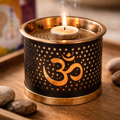 Chakra Weihrauch Ritual Set in Anwendung mit brennendem Teelicht und aufsteigendem Rauch in ruhiger Wohnatmosphäre