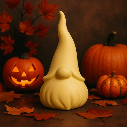 Handgegossener Wichtel als Zwerg-Wichtel-Deko – liebevoll inszeniert in saisonalen Mockups von Frühling bis Winter, ideal für kreative DIY-Projekte, Geschenkideen und moderne Wohnakzente.