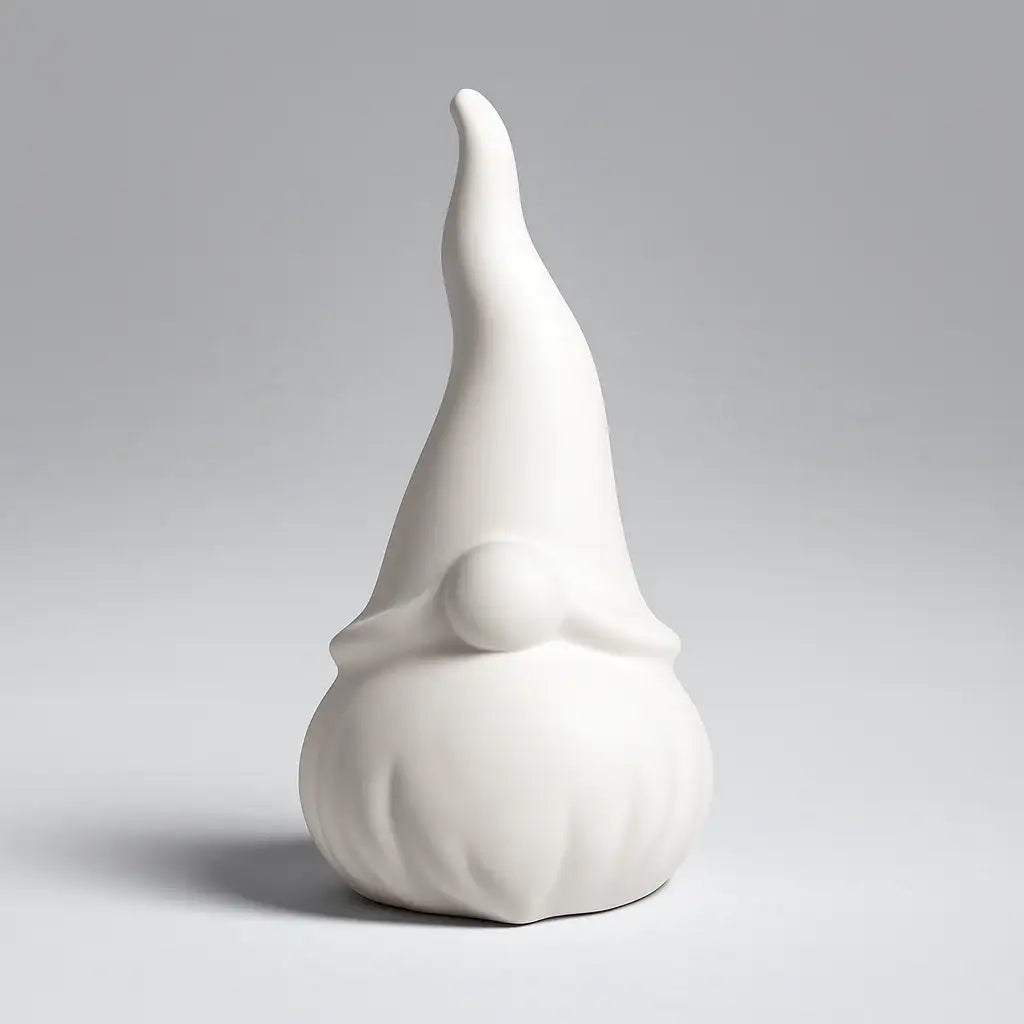 Handgegossener Wichtel als Zwerg-Wichtel-Deko – liebevoll inszeniert in saisonalen Mockups von Frühling bis Winter, ideal für kreative DIY-Projekte, Geschenkideen und moderne Wohnakzente.