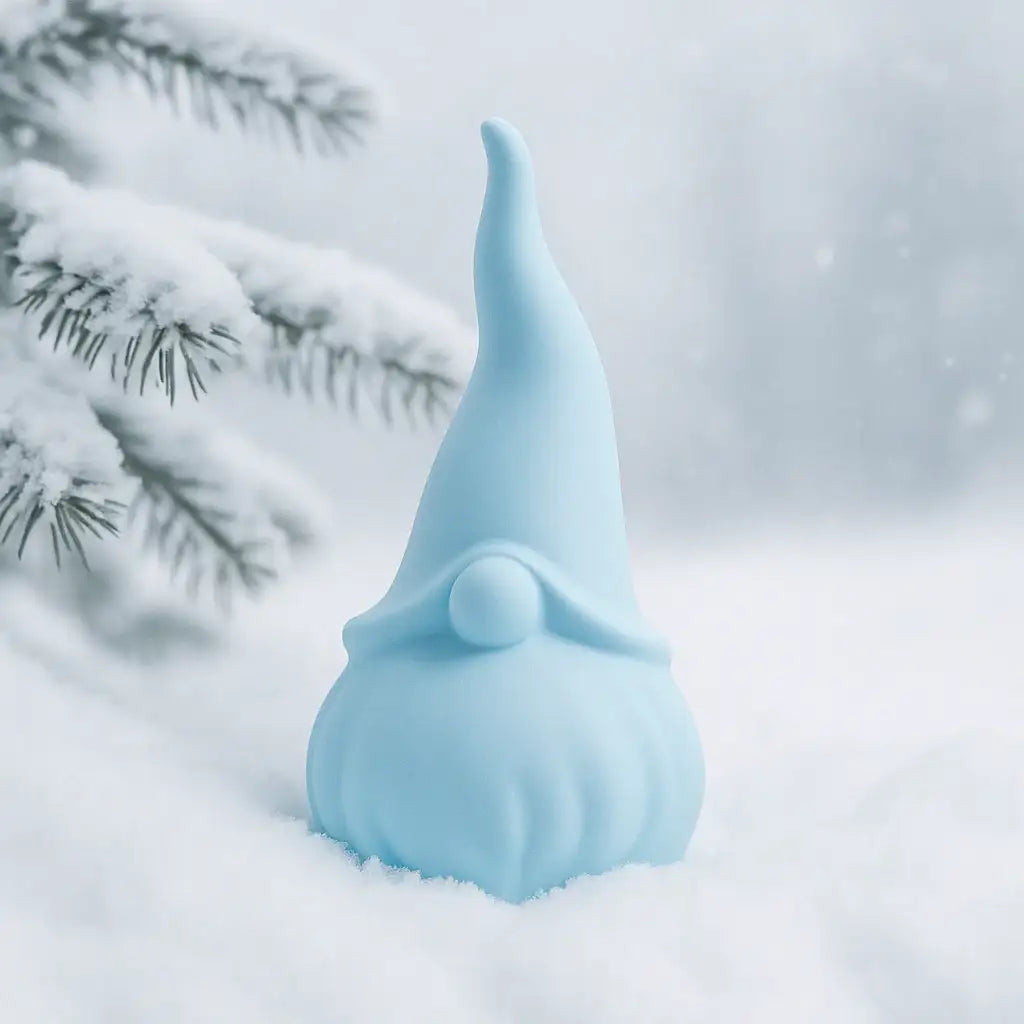 Handgegossener Wichtel als Zwerg-Wichtel-Deko – liebevoll inszeniert in saisonalen Mockups von Frühling bis Winter, ideal für kreative DIY-Projekte, Geschenkideen und moderne Wohnakzente.