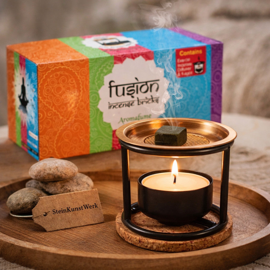 Chakra Weihrauch Ritual Set im Einsatz mit brennendem Teelicht und aufsteigendem Rauch in ruhiger, warmer Wohnatmosphäre