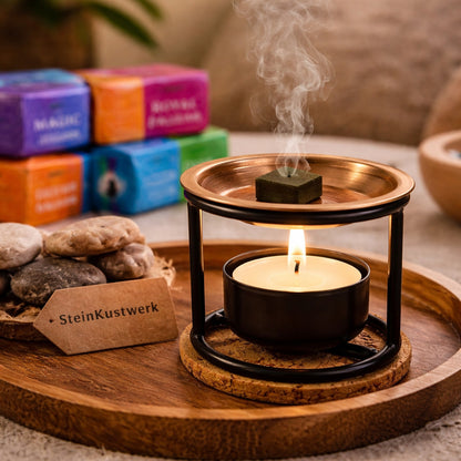 Chakra Weihrauch Ritual Set im Einsatz mit brennendem Teelicht und aufsteigendem Rauch in ruhiger, warmer Wohnatmosphäre